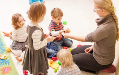 Photo d'une animatrice petite enfance avec un groupe d'enfants