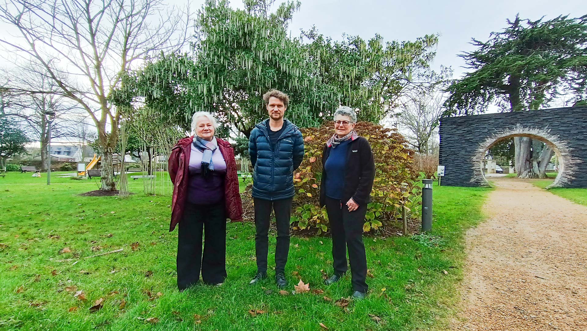 broyeur de végétaux, récupérateur d’eau de pluie, vélo à assistance électrique